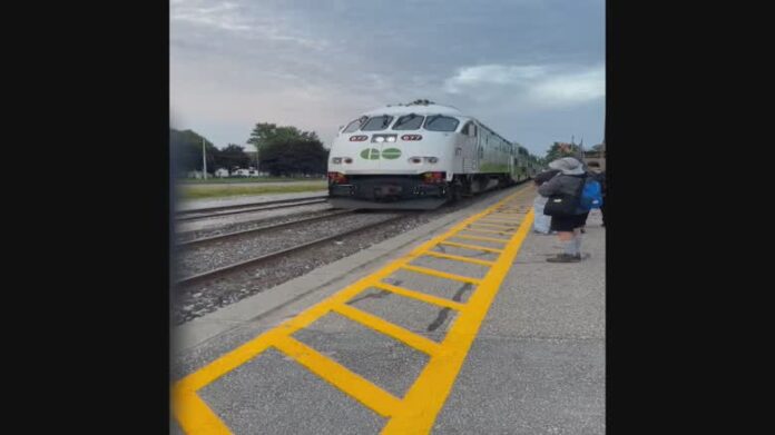 gotrn-featured GO 列車駛入 Stratford 車站。