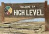亞省北部 High Level 鎮入口標誌。