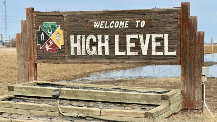 highlvl-featured-1 亞省北部 High Level 鎮入口標誌。