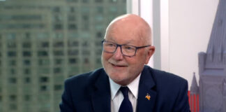 美國駐加拿大大使 Pete Hoekstra 接受訪問畫面，配合亞省分離派相關報道。