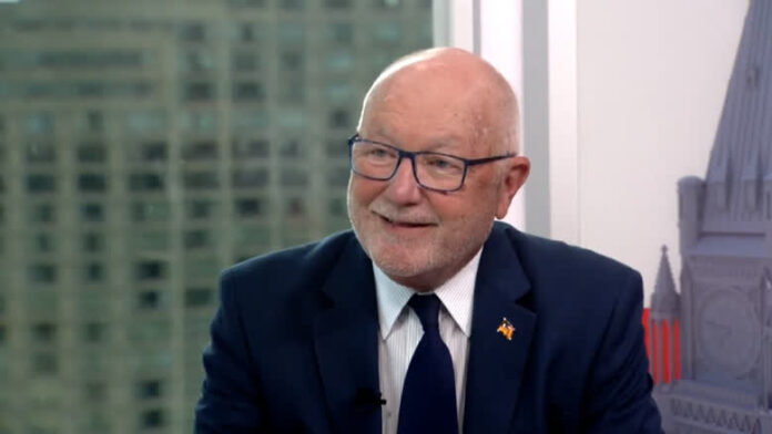 美國駐加拿大大使 Pete Hoekstra 接受訪問畫面，配合亞省分離派相關報道。