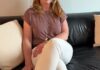 卡加利教師 Kristy Moore 站在住宅前，反映加拿大旅客以家居交換節省旅費。