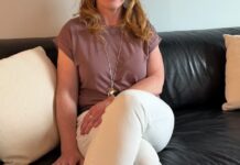 卡加利教師 Kristy Moore 站在住宅前，反映加拿大旅客以家居交換節省旅費。