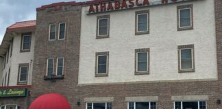 Jasper 百年 Athabasca Hotel 外觀，酒店將於未來數年分階段翻新。
