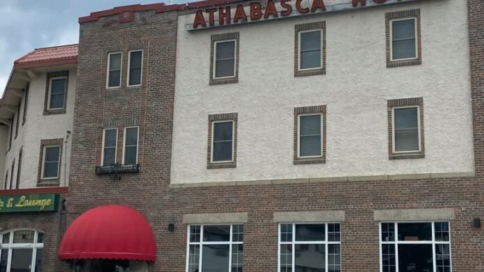jasper-001 Jasper 百年 Athabasca Hotel 外觀,酒店將於未來數年分階段翻新。