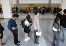 多名求職者在多倫多招聘會排隊，配合加拿大 6 月就業數據報道。