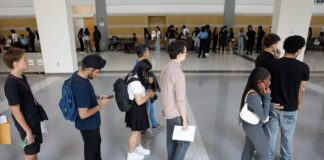 多名求職者在多倫多招聘會排隊，配合加拿大 6 月就業數據報道。