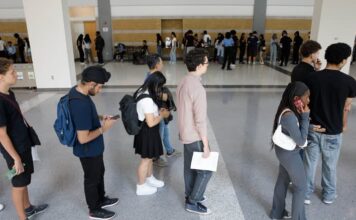 多名求職者在多倫多招聘會排隊，配合加拿大 6 月就業數據報道。