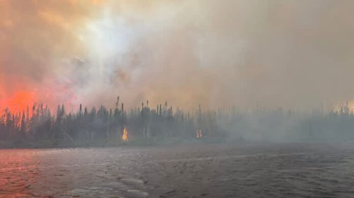 Kasabonika Lake First Nation附近火場上空出現濃煙與火光，配合撤離報道。