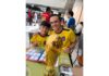 Burnaby 父子 Christian Pazmino 與 8 歲兒子 Felipe 在貼紙交換聚會上展示世界盃相簿。