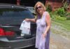 Nancy Griffin 手持停車罰單站在找回的車旁。