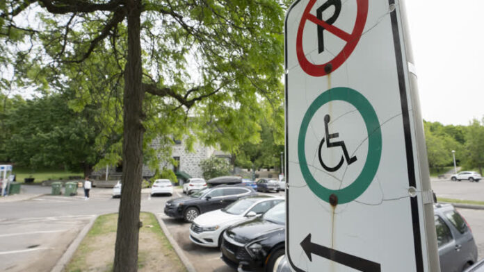 park-featured 停車場內的無障礙泊車位標誌,配合亞省擴大傷健泊車證資格報道。