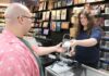 Winnipeg 的 PNP Games 店面與遊戲展示。