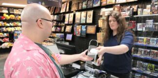 Winnipeg 的 PNP Games 店面與遊戲展示。