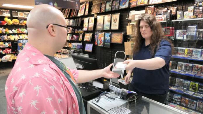 play-featured Winnipeg 的 PNP Games 店面與遊戲展示。