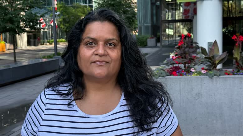 加拿大公共服務聯盟主席 Sharon DeSousa，配合聯邦公務員返辦公室爭議報道。