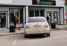 兩名人士在Red Deer市中心駕駛電動滑板車。