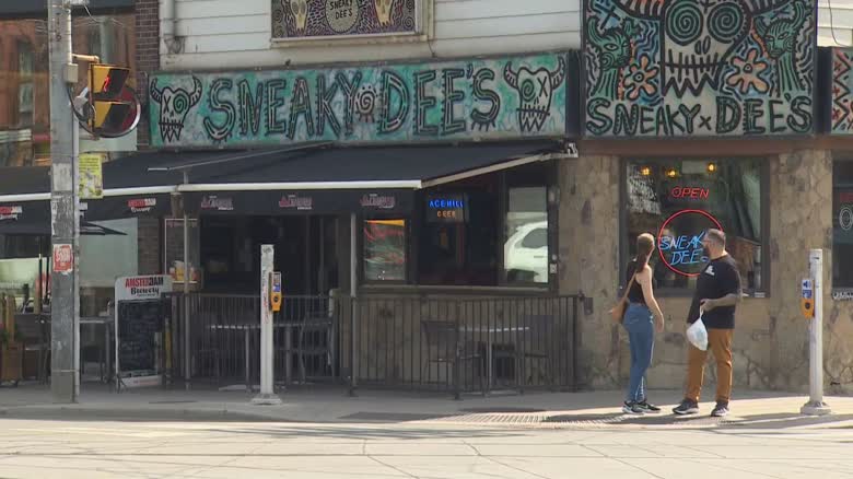 Sneaky Dee's 酒吧外觀。
