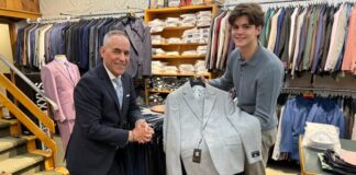 Ted Matheson 男裝店店主 Fred Matheson 與員工合照。