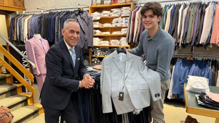 Ted Matheson 男裝店店主 Fred Matheson 與員工合照。