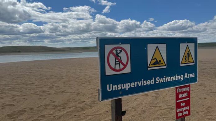 薩省 Danielson Provincial Park 附近的 Lake Diefenbaker 湖岸景色。