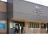 Sylvan Lake 社區醫療中心外觀，配合診所升格緊急護理中心報道。