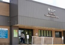 Sylvan Lake 社區醫療中心外觀，配合診所升格緊急護理中心報道。