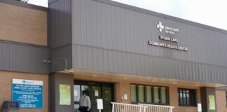 Sylvan Lake 社區醫療中心外觀，配合診所升格緊急護理中心報道。