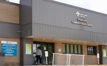 Sylvan Lake 社區醫療中心外觀，配合診所升格緊急護理中心報道。