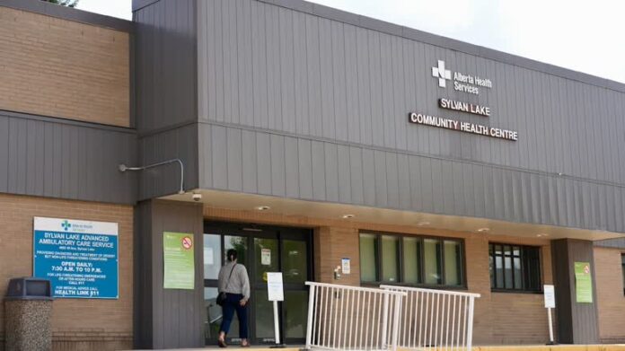 Sylvan Lake 社區醫療中心外觀，配合診所升格緊急護理中心報道。