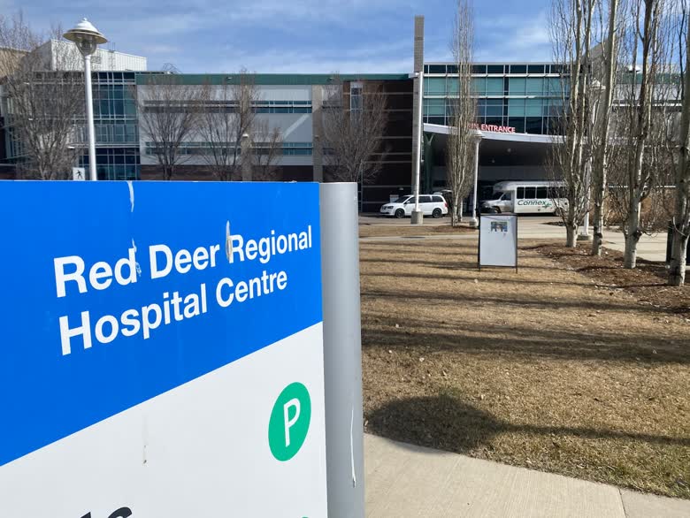 Red Deer Regional Hospital Centre 外觀，配合中亞省急症服務壓力報道。
