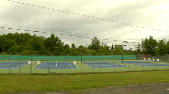 tennis-001 Grand Falls-Windsor 翻新後的網球場完成新鋪面與周邊設施。