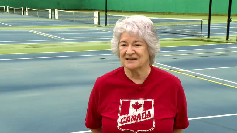 長年打網球的 June Saunders 希望新球場吸引更多年輕人嘗試這項運動。