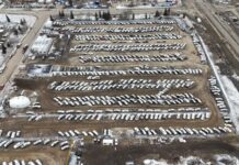 愛民頓啟用新扣押車場 應對近400輛棄置車拖走積壓 愛民頓新扣押車場的航拍畫面