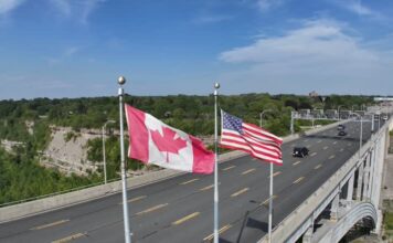 安省與紐約州之間的 Lewiston-Queenston Bridge 國際關口車流。