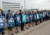 WestJet空服員在卡加利總部外集會。