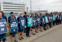 WestJet空服員在卡加利總部外集會。