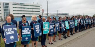 WestJet空服員在卡加利總部外集會。