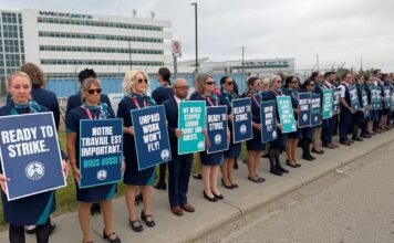 WestJet空服員在卡加利總部外集會。