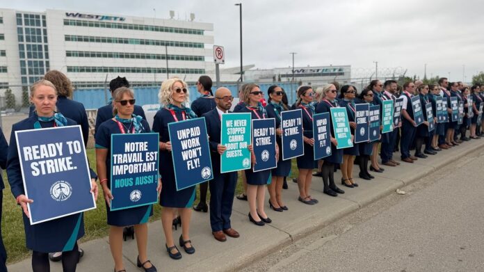 WestJet空服員在卡加利總部外集會。