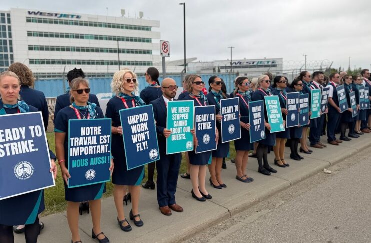WestJet空服員在卡加利總部外集會。