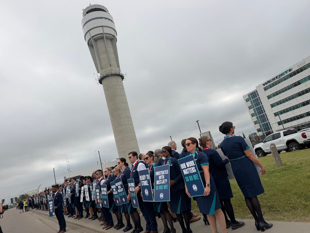 WestJet空服員在公司總部外舉行集會。