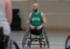 Reid Richard 以 Regina Paratroopers 教練身份在場邊示範輪椅籃球。