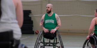 Reid Richard 以 Regina Paratroopers 教練身份在場邊示範輪椅籃球。