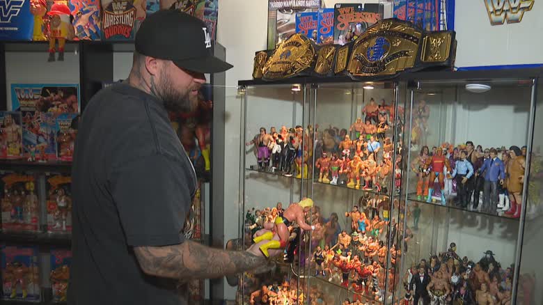 Travis Beaudry 展示他第一個買到的 Hulk Hogan 玩具。