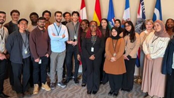 圖片來源:Edmonton Journal / City of Edmonton 愛民頓 Civic Youth Fellowship 成員合照