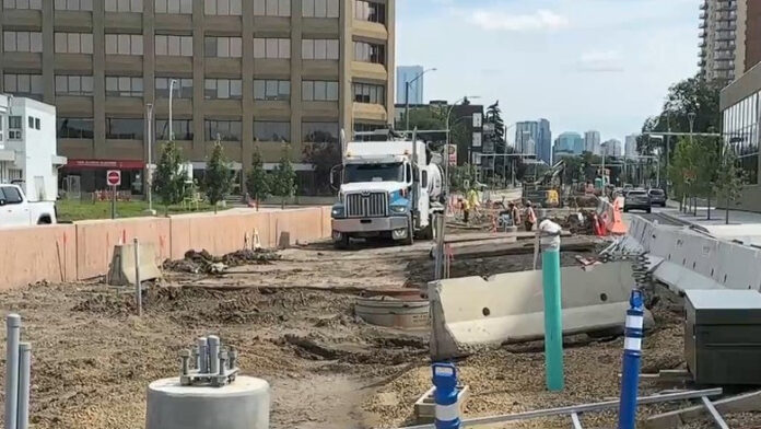 愛民頓124 Street商戶稱工程重疊 通行受阻影響客流