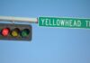 Yellowhead Trail路牌及交通燈。