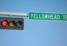 Yellowhead Trail西行121街出口9月起關閉 市府稱可追回工程進度 Yellowhead Trail路牌及交通燈。