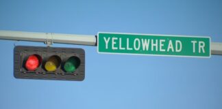 Yellowhead Trail路牌及交通燈。